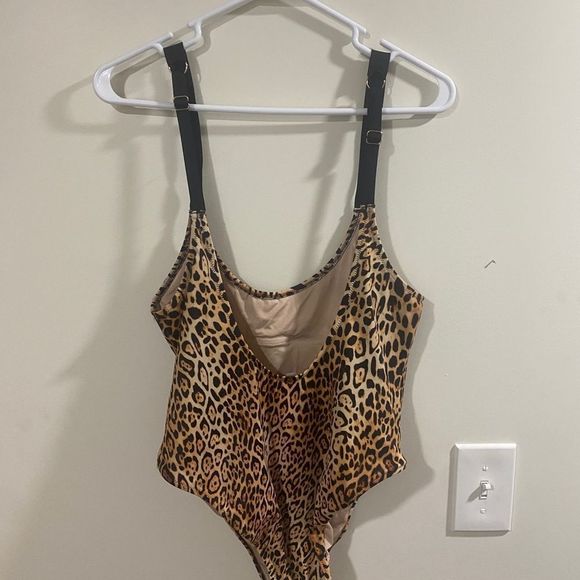 Victoria Secret rhinestone  Strap leopard print One Piece Swimsuit size L - Picture 2 of 2